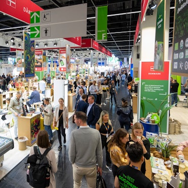 Die Messe ist zu sehen mit vielen Besuchern - eine Aufnahme aus 2023.