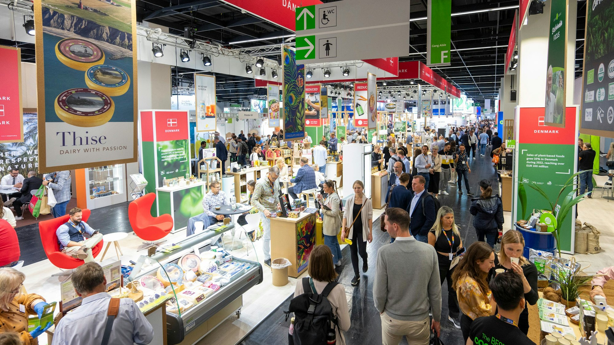 Die Messe ist zu sehen mit vielen Besuchern - eine Aufnahme aus 2023.