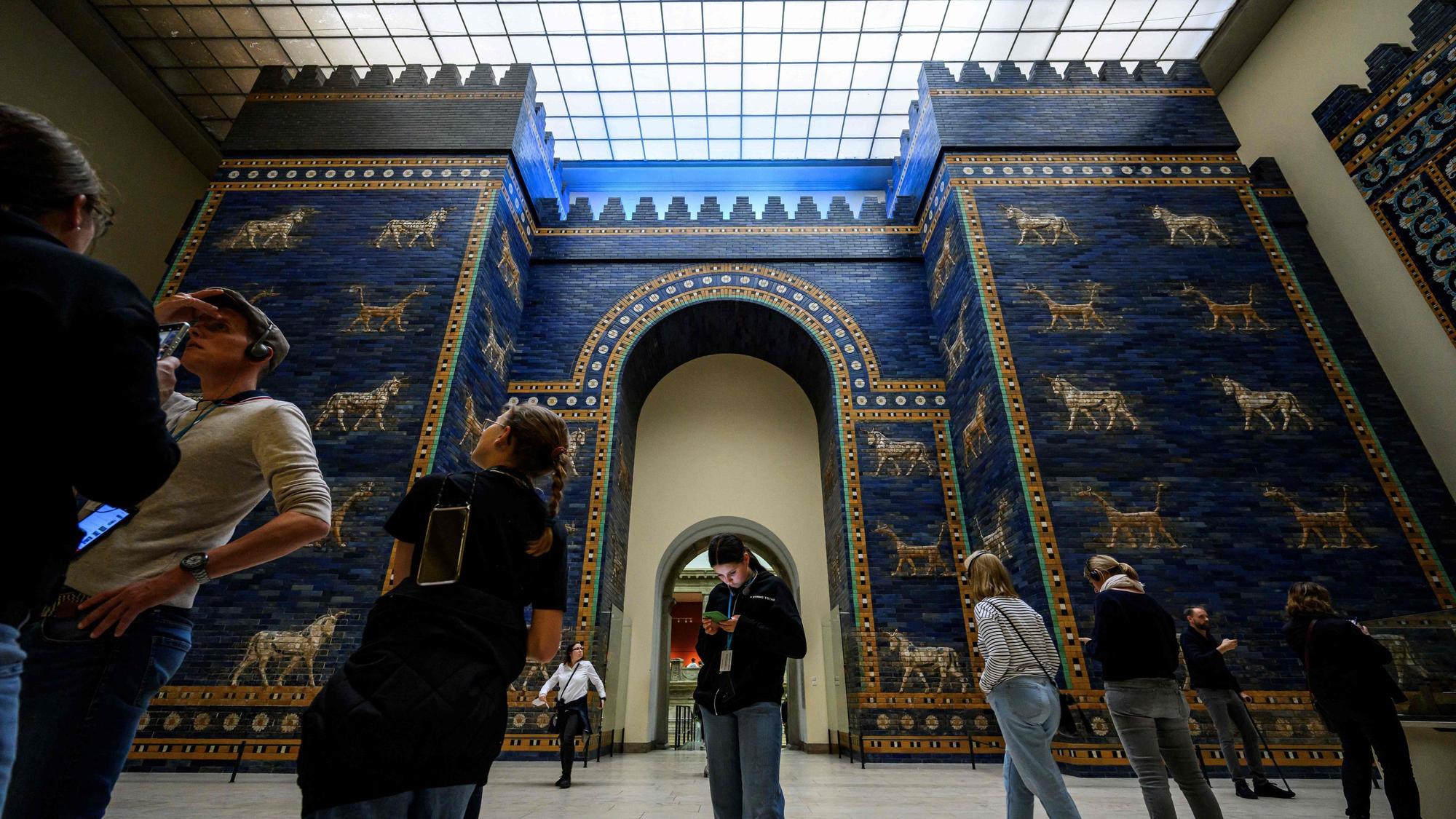 Besucher drängen sich im Südflügel des Pergamonmuseums in Berlin am 5. Oktober 2023 vor dem Ischtar-Tor, das um 575 v. Chr. im Auftrag von König Nebukadnezar II. errichtet wurde. Das Pergamonmuseum wird am 23. Oktober 2023 wegen Renovierungsarbeiten geschlossen, bis 2027 der Nordflügel wiedereröffnet wird. Das Museum als Ganzes wird voraussichtlich erst 2037 wiedereröffnet.