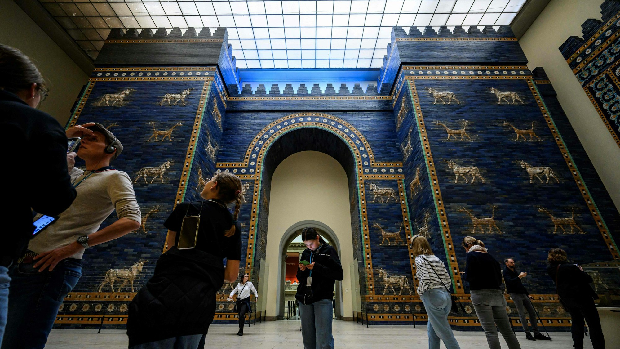 Besucher drängen sich im Südflügel des Pergamonmuseums in Berlin am 5. Oktober 2023 vor dem Ischtar-Tor, das um 575 v. Chr. im Auftrag von König Nebukadnezar II. errichtet wurde. Das Pergamonmuseum wird am 23. Oktober 2023 wegen Renovierungsarbeiten geschlossen, bis 2027 der Nordflügel wiedereröffnet wird. Das Museum als Ganzes wird voraussichtlich erst 2037 wiedereröffnet.