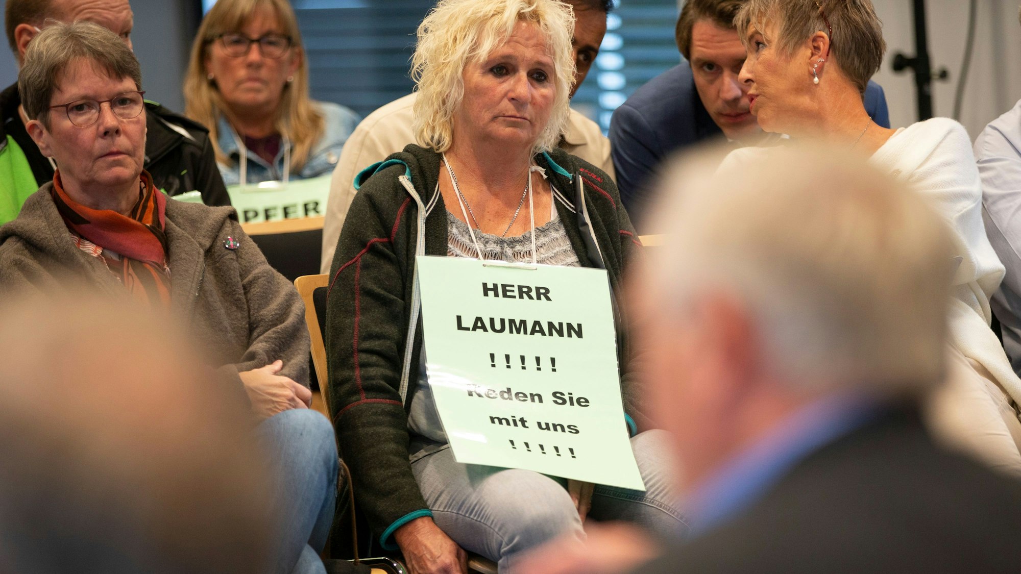 Betroffene des Bottroper Apothekerskandals hören den Ausführungen des Gesundheitsministers Laumann (CDU) im Ministerium für Arbeit, Gesundheit und Soziales des Landes Nordrhein-Westfalen in Düsseldorf zu. +++ dpa-Bildfunk +++