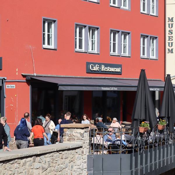 In der Bad Münstereifeler Innenstadt sitzen zahlreiche Gäste draußen an den Tischen der Gastronomiebetriebe.