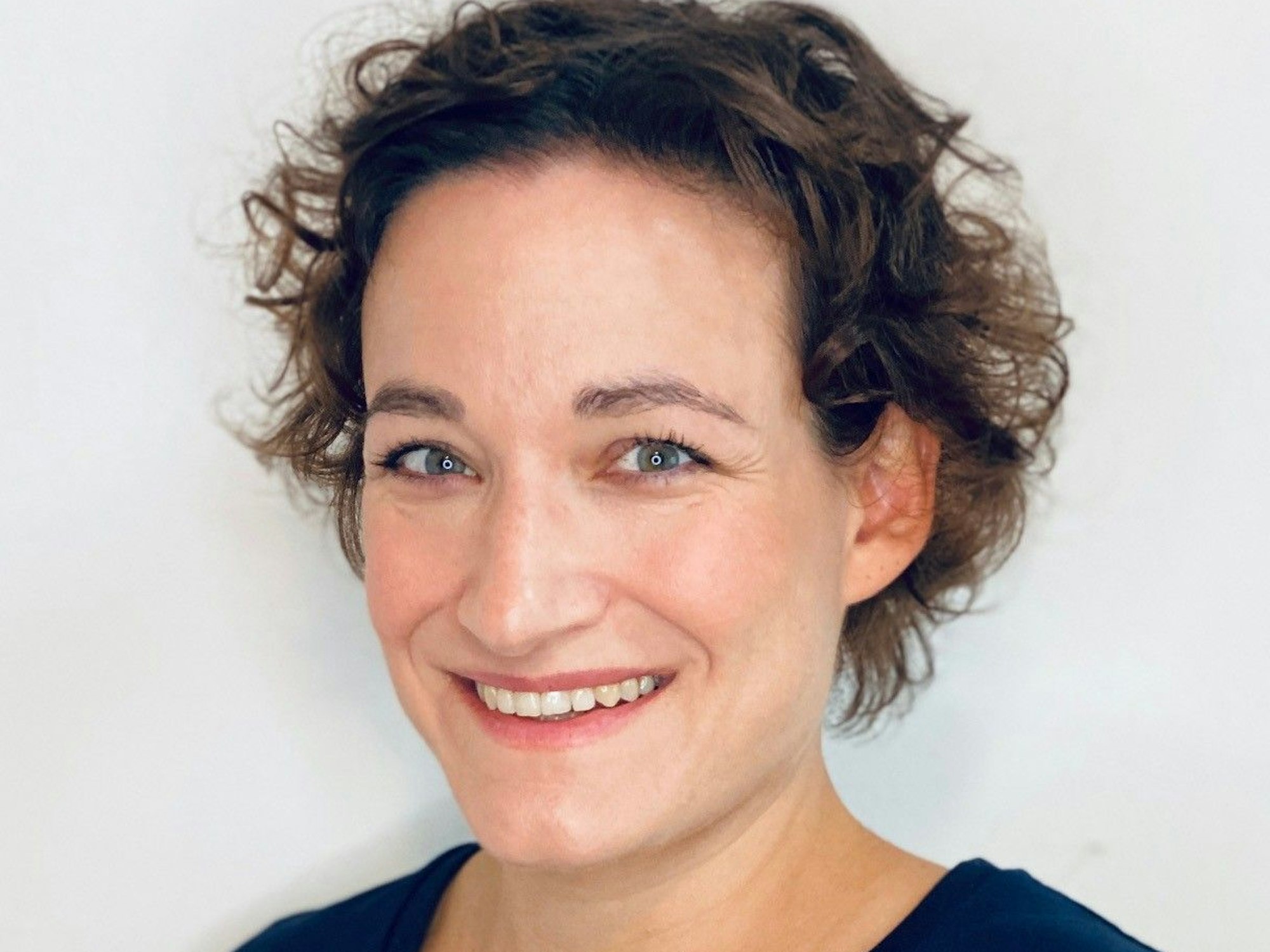 Porträt-Foto. Maja Gyenis bietet im Kölner Raum Baby- und Kleinkind-Kurse sowie Vorträge zu verschiedenen Elternthemen.