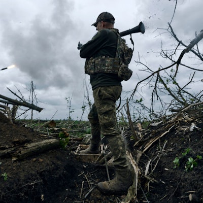 28.04.2023, Ukraine, Awdijiwka: Ein ukrainischer Soldat feuert eine Panzerfaust auf russische Stellungen an der Frontlinie in der Nähe von Awdijiwka, einer Stadt in der Region Donezk. Foto: Libkos/AP/dpa +++ dpa-Bildfunk +++