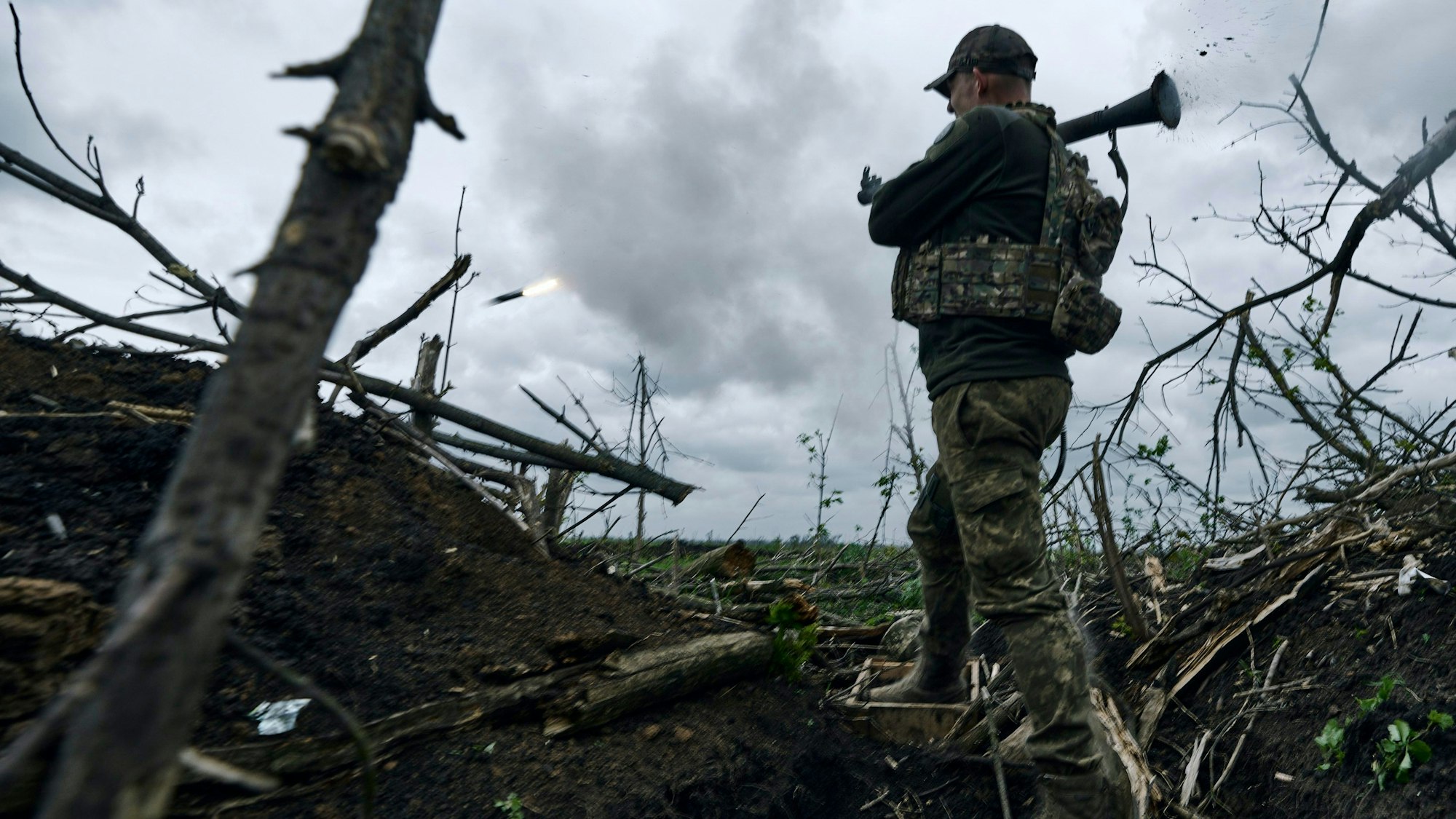 28.04.2023, Ukraine, Awdijiwka: Ein ukrainischer Soldat feuert eine Panzerfaust auf russische Stellungen an der Frontlinie in der Nähe von Awdijiwka, einer Stadt in der Region Donezk. Foto: Libkos/AP/dpa +++ dpa-Bildfunk +++