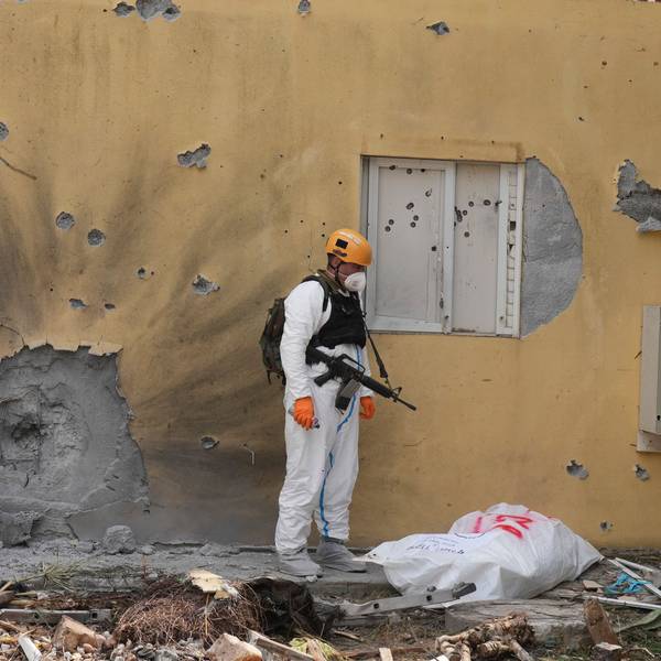 Ein israelischer Soldat steht über der Leiche eines Hamas-Terroristen im Kibbuz Be'eri. Im gleichen Ort wurde auch die Tochter von Thomas Hand ermordet.