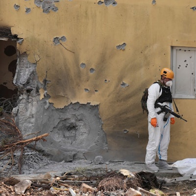 Ein israelischer Soldat steht über der Leiche eines Hamas-Terroristen im Kibbuz Be'eri. Im gleichen Ort wurde auch die Tochter von Thomas Hand ermordet.