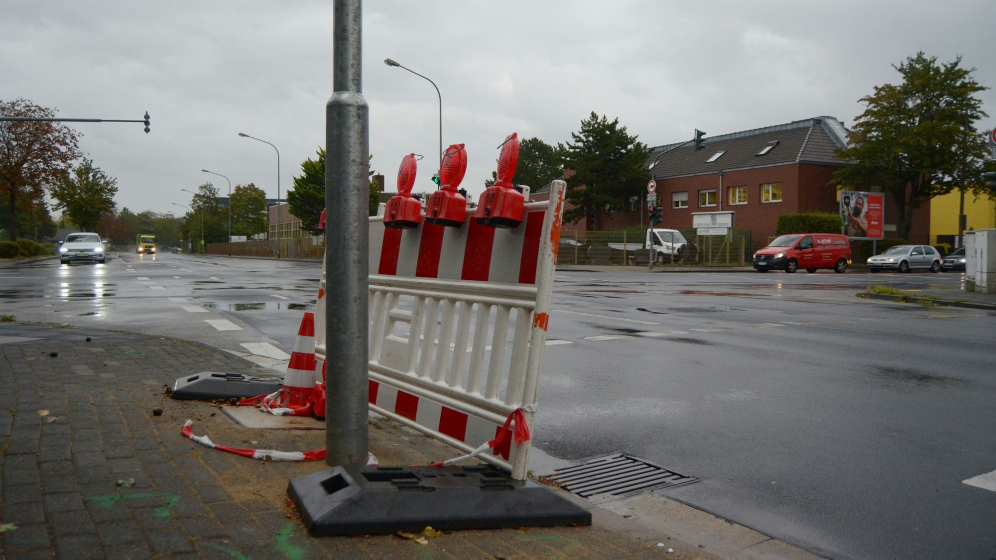 Mit einem rot-weißen Sperrzaun ist einer der Fußgängerüberwege an der Friedhofskreuzung in Euskirchen blockiert worden.