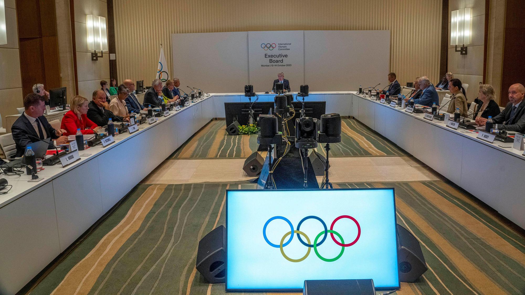 12.10.2023, Indien, Mumbai: Thomas Bach (hinten, M), Präsident des Internationalen Olympischen Komitees (IOC), spricht während einer Sitzung der Exekutive des Internationalen Olympischen Komitees (IOC). Foto: Rafiq Maqbool/AP/dpa +++ dpa-Bildfunk +++