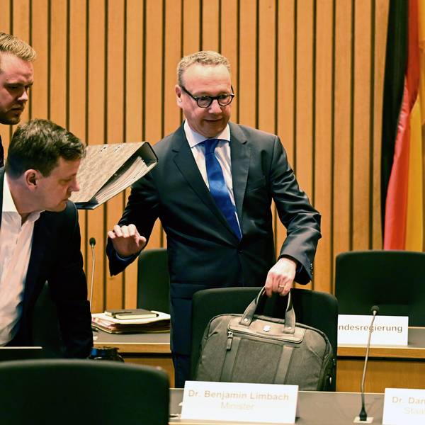 12.10.2023, Nordrhein-Westfalen, Düsseldorf: Benjamin Limbach (r, Bündnis 90/Die Grünen), Justizminister von Nordrhein-Westfalen, stellt seine Aktentasche vor Beginn der Sondersitzung des Rechtsausschusses im Landtag, auf seinen Stuhl. Beraten werden soll die Weiterleitung von Unterlagen der Staatsanwaltschaft Köln für den Untersuchungsausschusses in Hamburg im Cum-Ex-Verfahren. Foto: Roberto Pfeil/dpa +++ dpa-Bildfunk +++