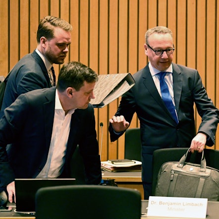 12.10.2023, Nordrhein-Westfalen, Düsseldorf: Benjamin Limbach (r, Bündnis 90/Die Grünen), Justizminister von Nordrhein-Westfalen,  stellt seine Aktentasche vor Beginn der Sondersitzung des Rechtsausschusses im Landtag, auf seinen Stuhl. Beraten werden soll die Weiterleitung von Unterlagen der Staatsanwaltschaft Köln für den Untersuchungsausschusses in Hamburg im Cum-Ex-Verfahren. Foto: Roberto Pfeil/dpa +++ dpa-Bildfunk +++