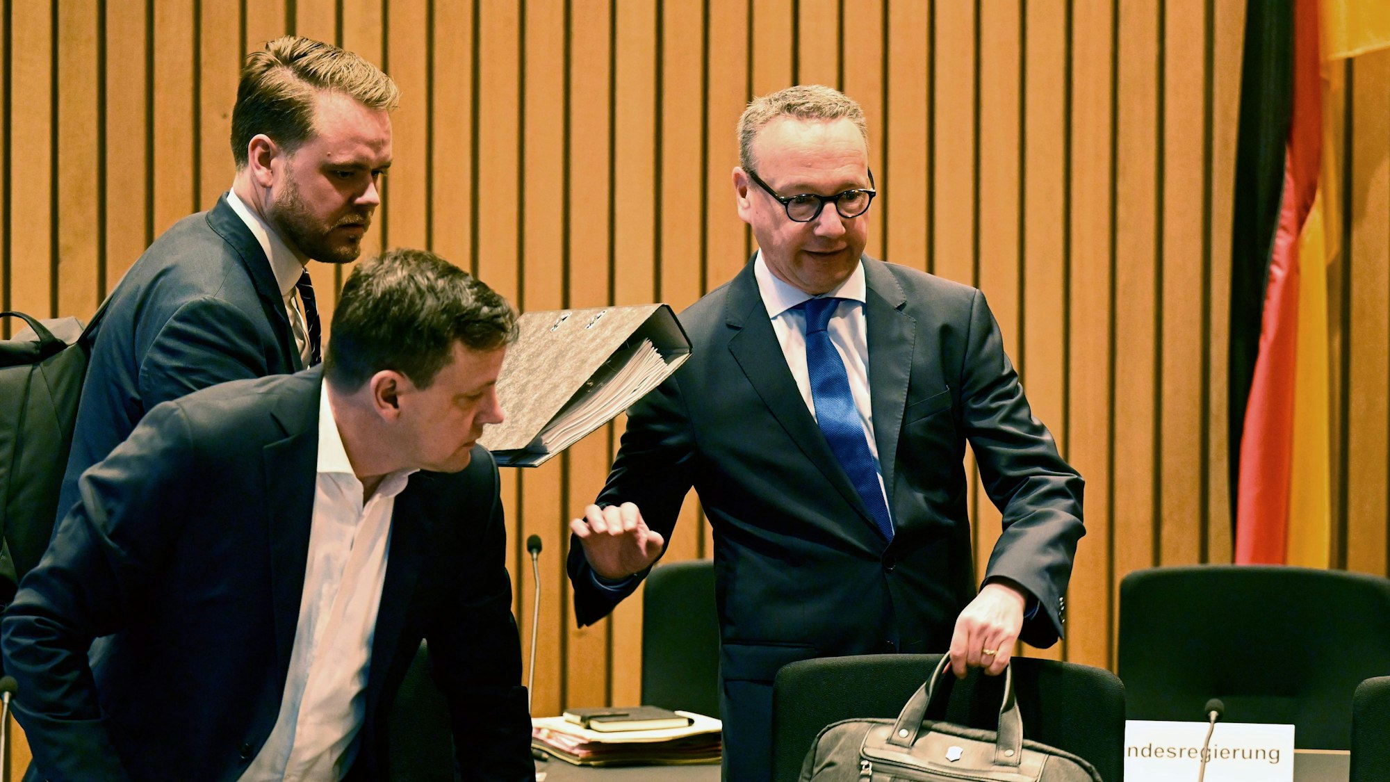 12.10.2023, Nordrhein-Westfalen, Düsseldorf: Benjamin Limbach (r, Bündnis 90/Die Grünen), Justizminister von Nordrhein-Westfalen, stellt seine Aktentasche vor Beginn der Sondersitzung des Rechtsausschusses im Landtag, auf seinen Stuhl. Beraten werden soll die Weiterleitung von Unterlagen der Staatsanwaltschaft Köln für den Untersuchungsausschusses in Hamburg im Cum-Ex-Verfahren. Foto: Roberto Pfeil/dpa +++ dpa-Bildfunk +++