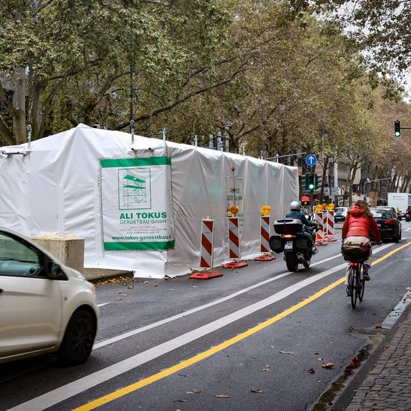 Die Aktionsplastik „Ruhender Verkehr“ von Wolf Vostell, derzeit eingehüllt im dichten Verkehr auf dem Hohenzollernring.