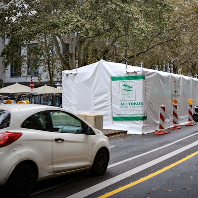 Die Aktionsplastik „Ruhender Verkehr“ von Wolf Vostell, derzeit eingehüllt im dichten Verkehr auf dem Hohenzollernring.
