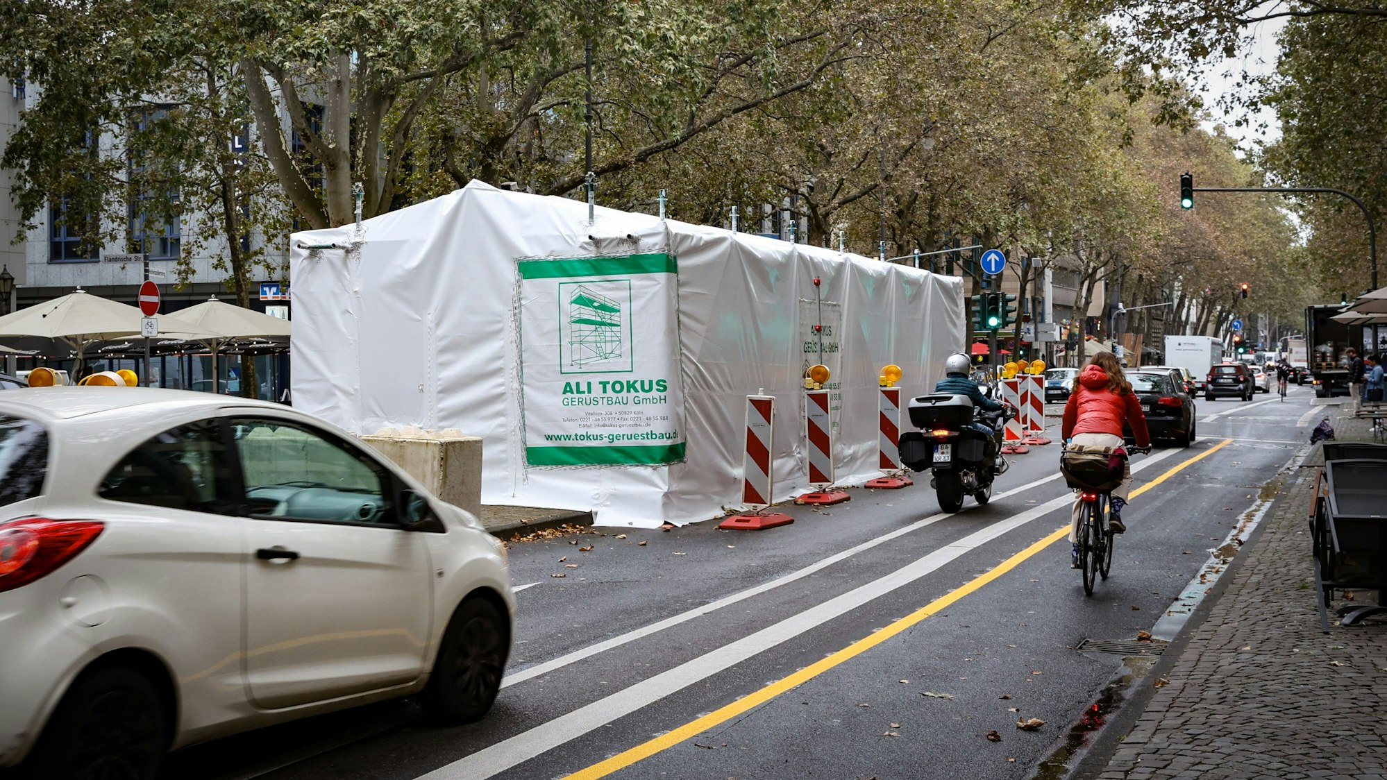 Die Aktionsplastik „Ruhender Verkehr“ von Wolf Vostell, derzeit eingehüllt im dichten Verkehr auf dem Hohenzollernring.