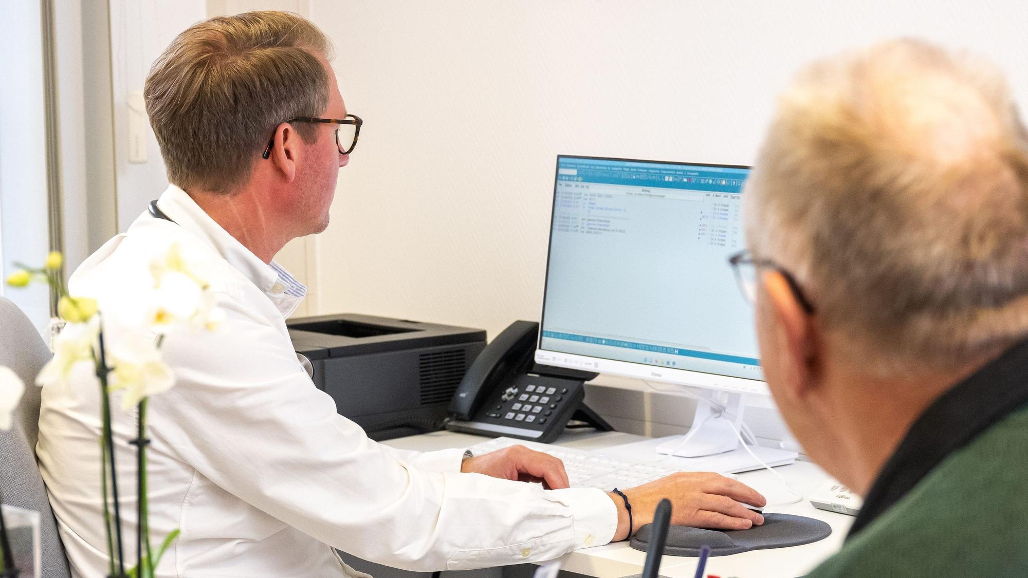 Arzt und Patient in einem Behandlungszimmer