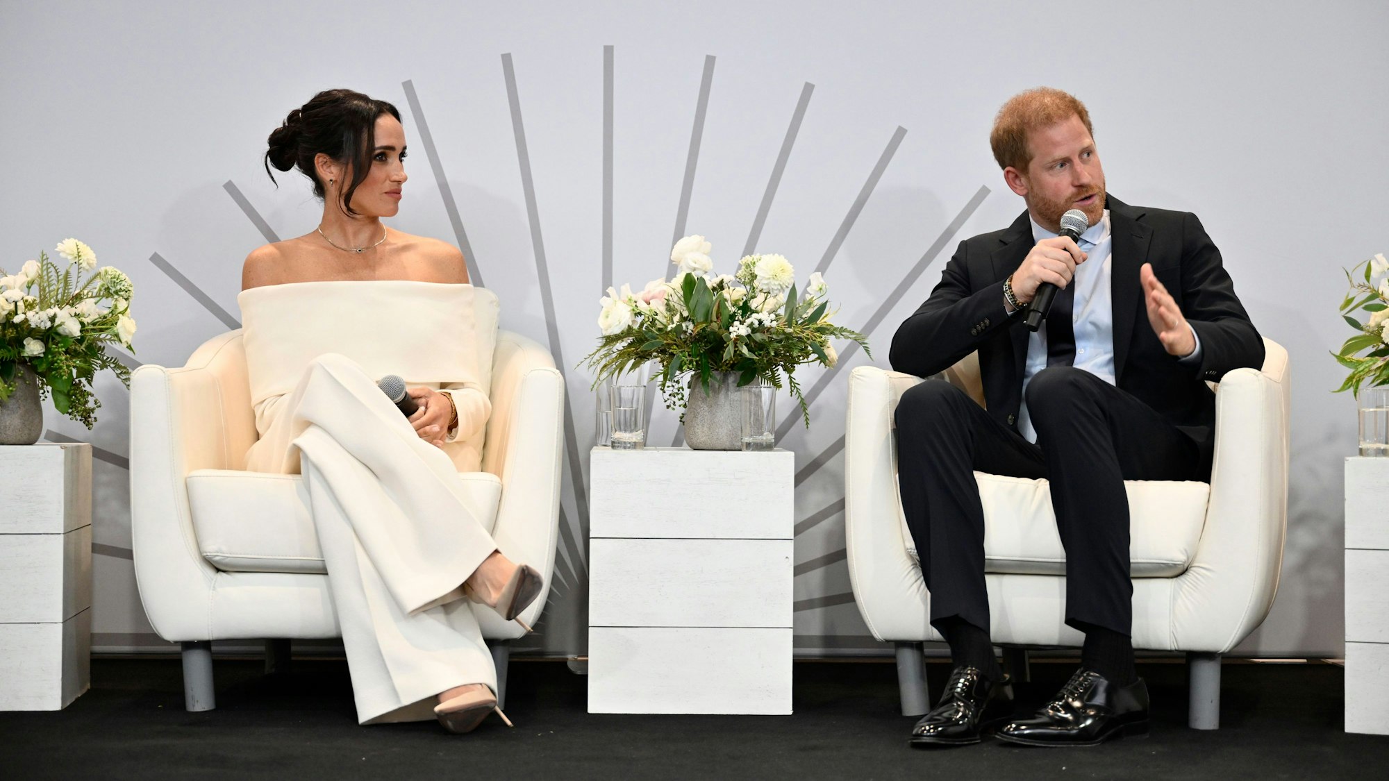 Meghan, Herzogin von Sussex, links, und Prinz Harry, Herzog von Sussex, nehmen am 10. Oktober 2023 in New York am Archewell Foundation Elterngipfel zum Thema „Psychisches Wohlbefinden im digitalen Zeitalter“ im Rahmen des Welttags der psychischen Gesundheit des Projekts Healthy Minds teil.