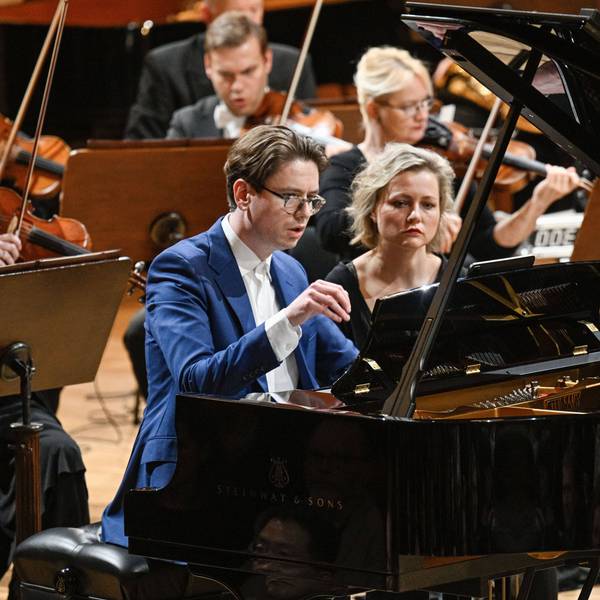 Vikingur Olafsson mit dem tschechischen Philharmonie-Orchester im Mai 2023 in Prag.
