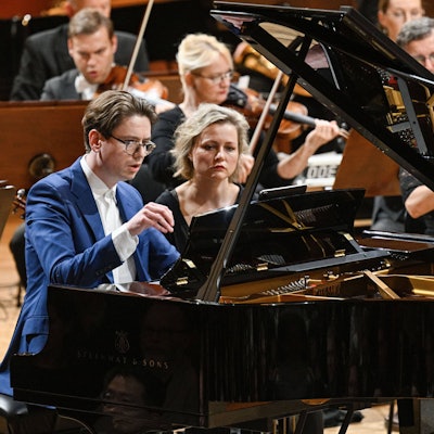 Vikingur Olafsson mit dem tschechischen Philharmonie-Orchester im Mai 2023 in Prag.