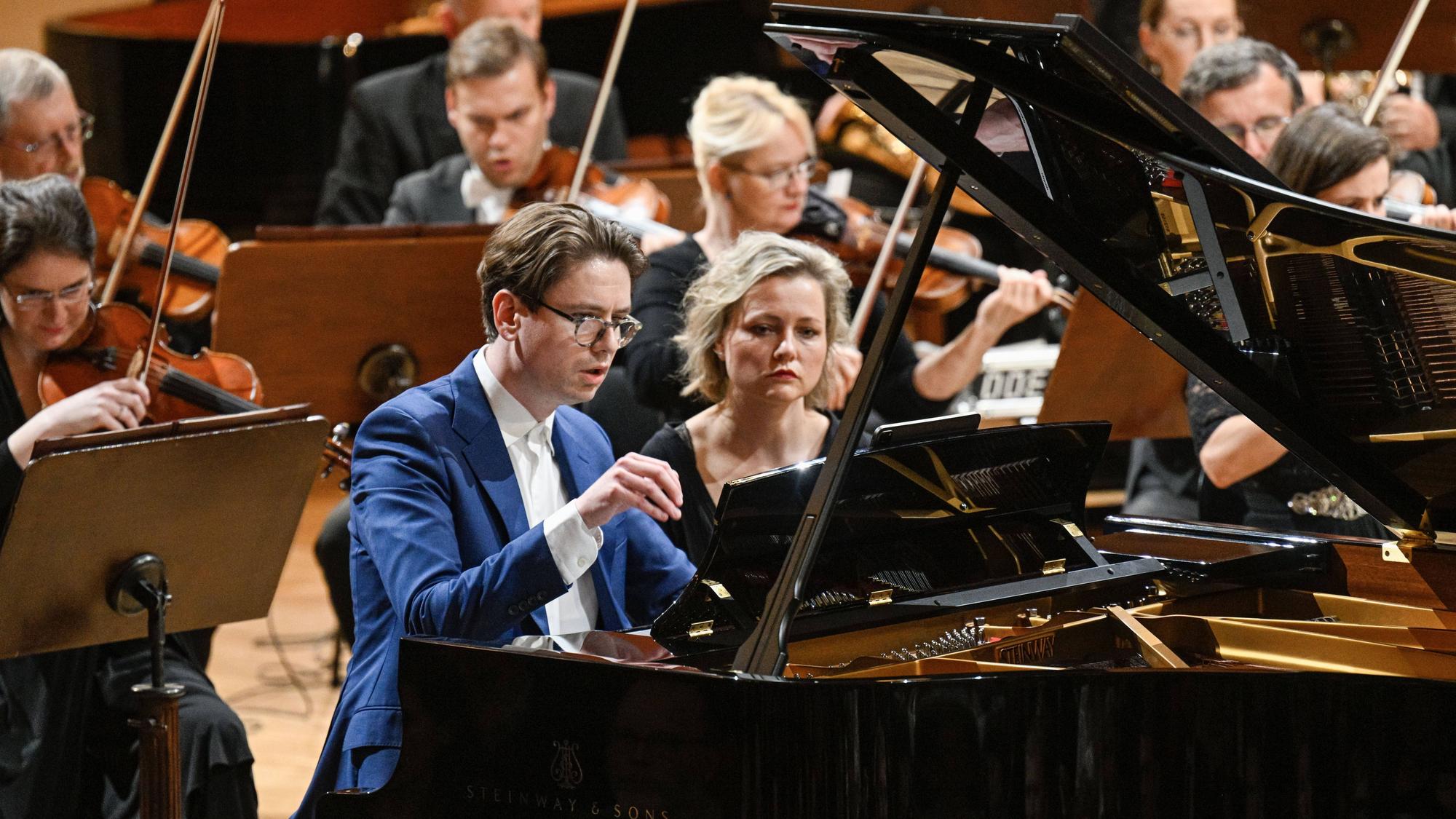 Vikingur Olafsson mit dem tschechischen Philharmonie-Orchester im Mai 2023 in Prag.