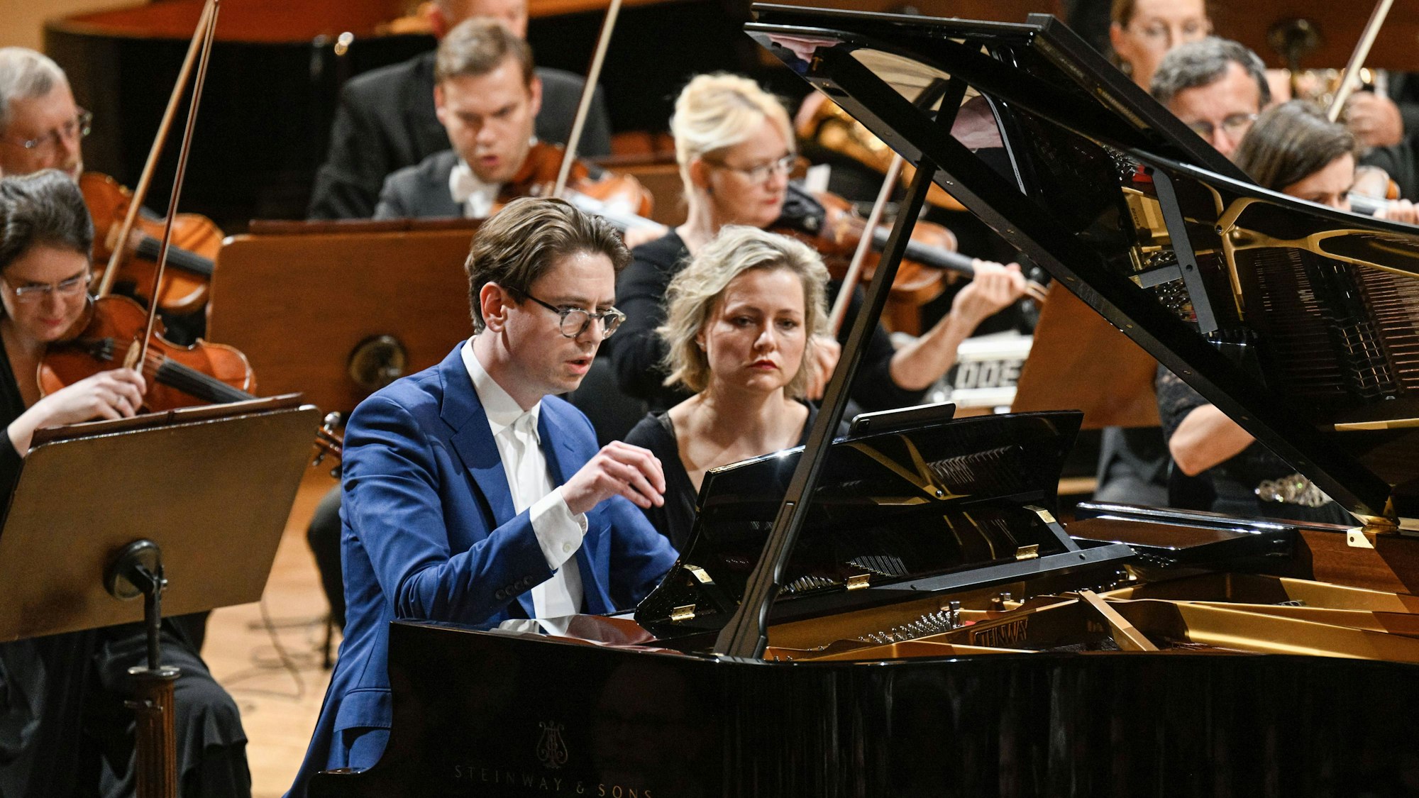 Vikingur Olafsson mit dem tschechischen Philharmonie-Orchester im Mai 2023 in Prag.