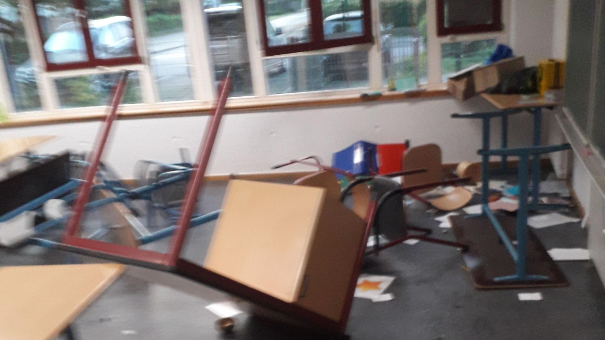 Tische sind umgestürzt, Becken verstopft, Papiere liegen auf dem nassen Boden. Chaos in der Bergheimer Gesamtschule. In den Herbstferien wurden viele Klassenräume verwüstet.