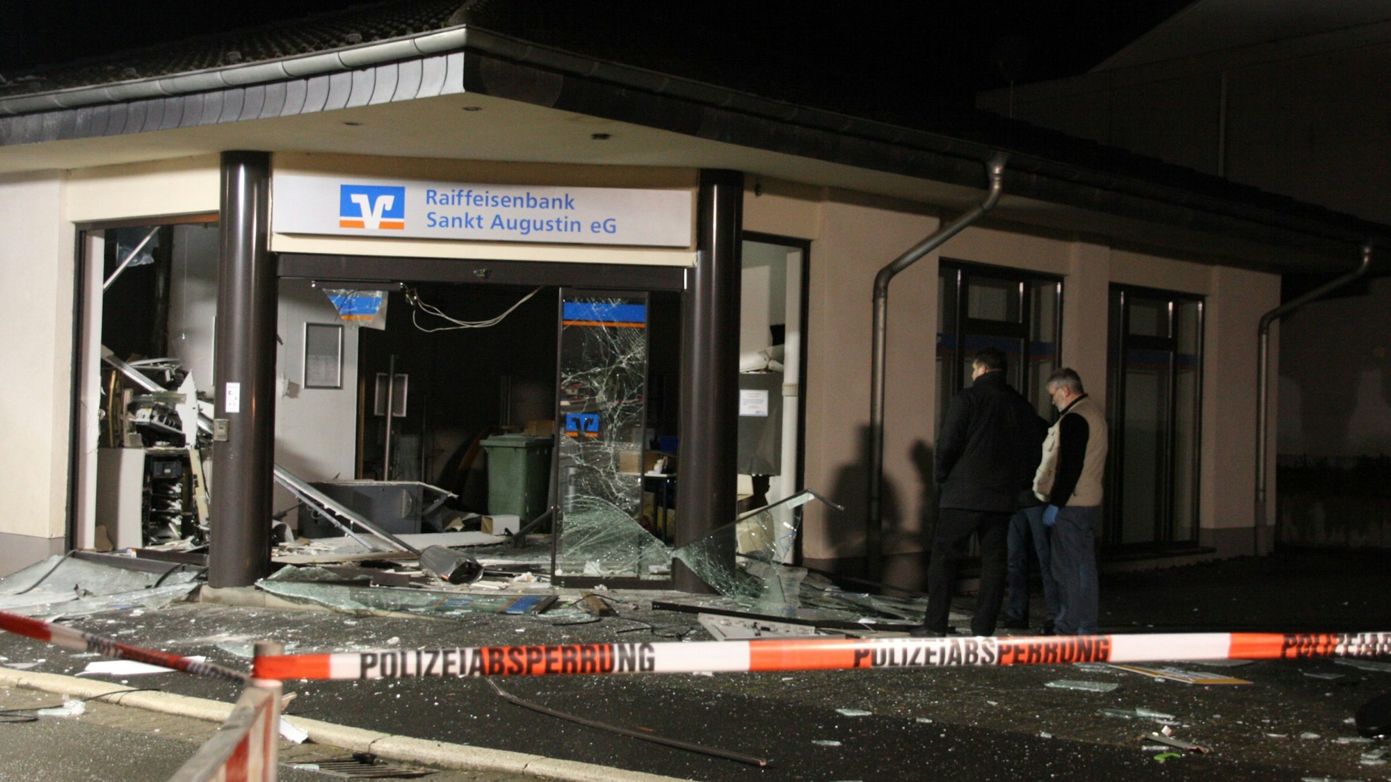 Eine Polizeiabsperrung vor einem gesprengten Bankautomaten.