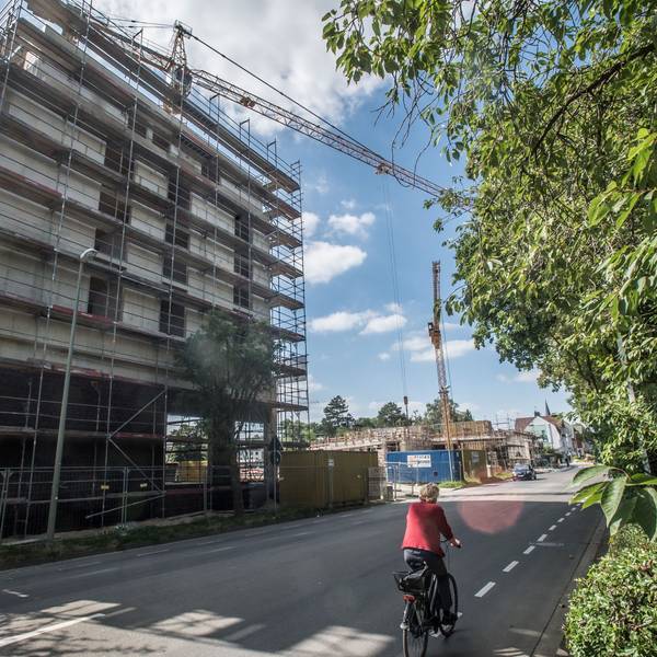 Der noch eingerüstete Edeka-Neubau an der Neukirchener Straße