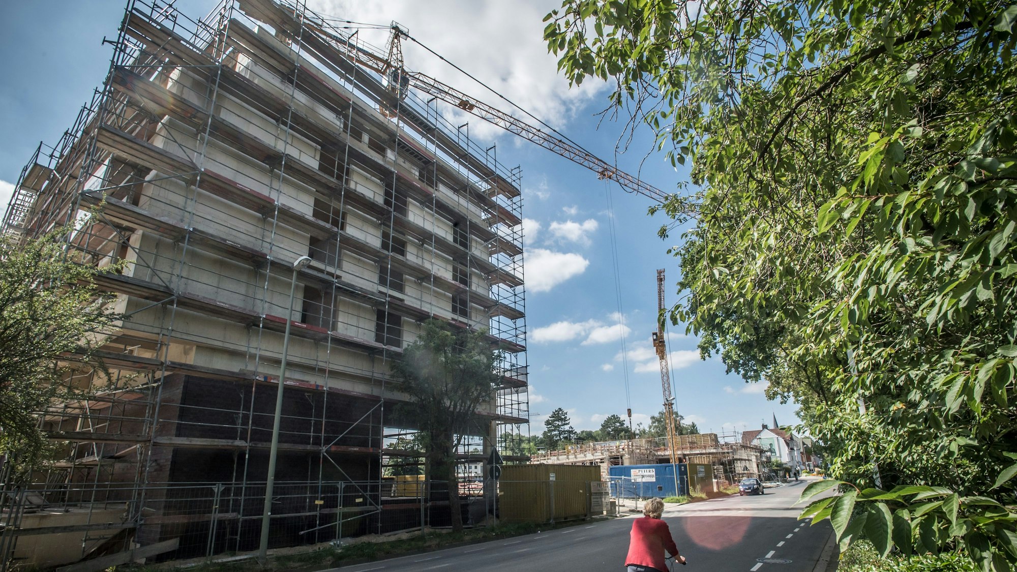 Der noch eingerüstete Edeka-Neubau an der Neukirchener Straße