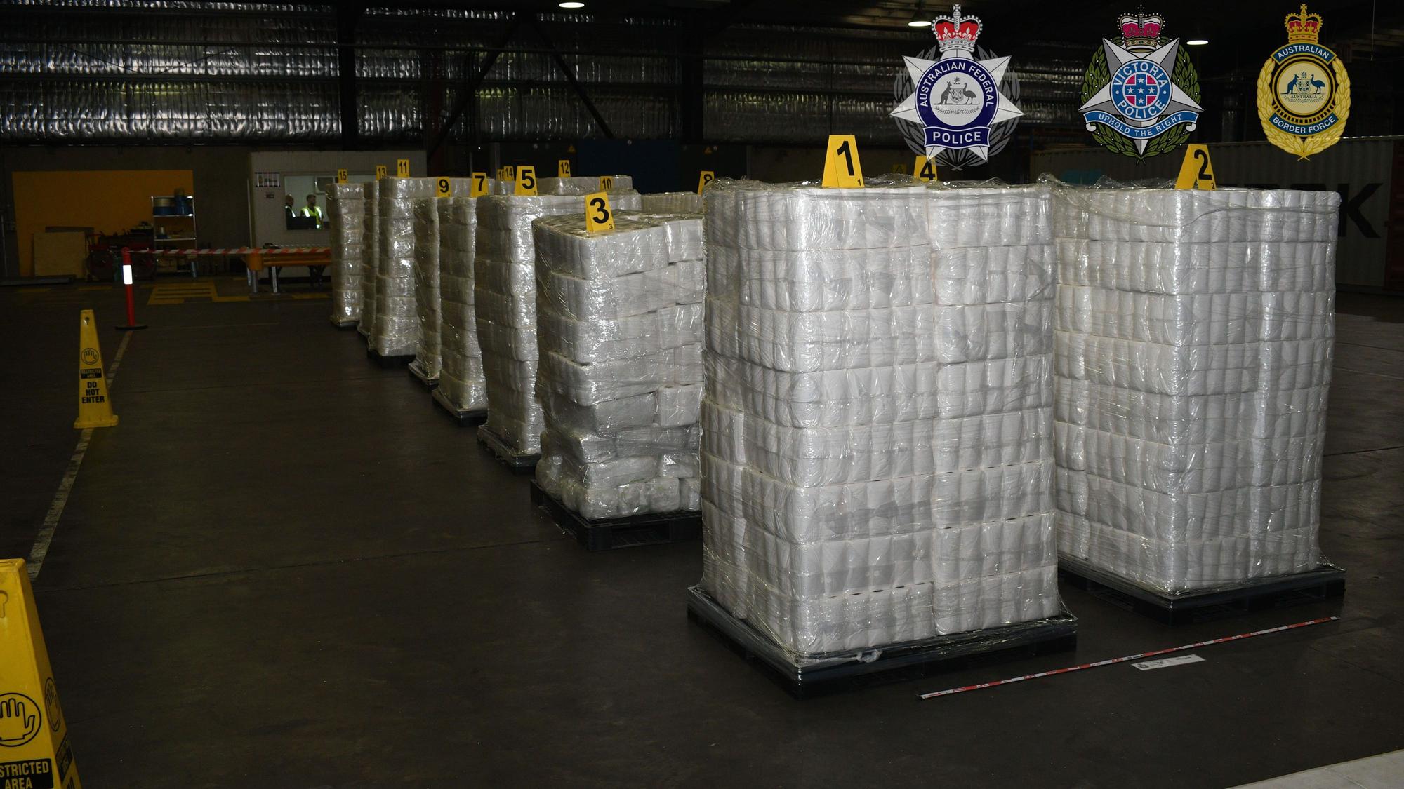 Das von der australischen Nationalpolizei zur Verfügung gestellte Foto zeigt mehrere Paletten Toilettenpapier. Zollbeamte haben in Australien 662 Kilo Methamphetamin konfisziert - versteckt in Klopapier-Rollen. Die Ladung aus Malaysia sei vor einer Woche per Frachtschiff in Melbourne angekommen, teilte die australische Nationalpolizei am Donnerstag mit.