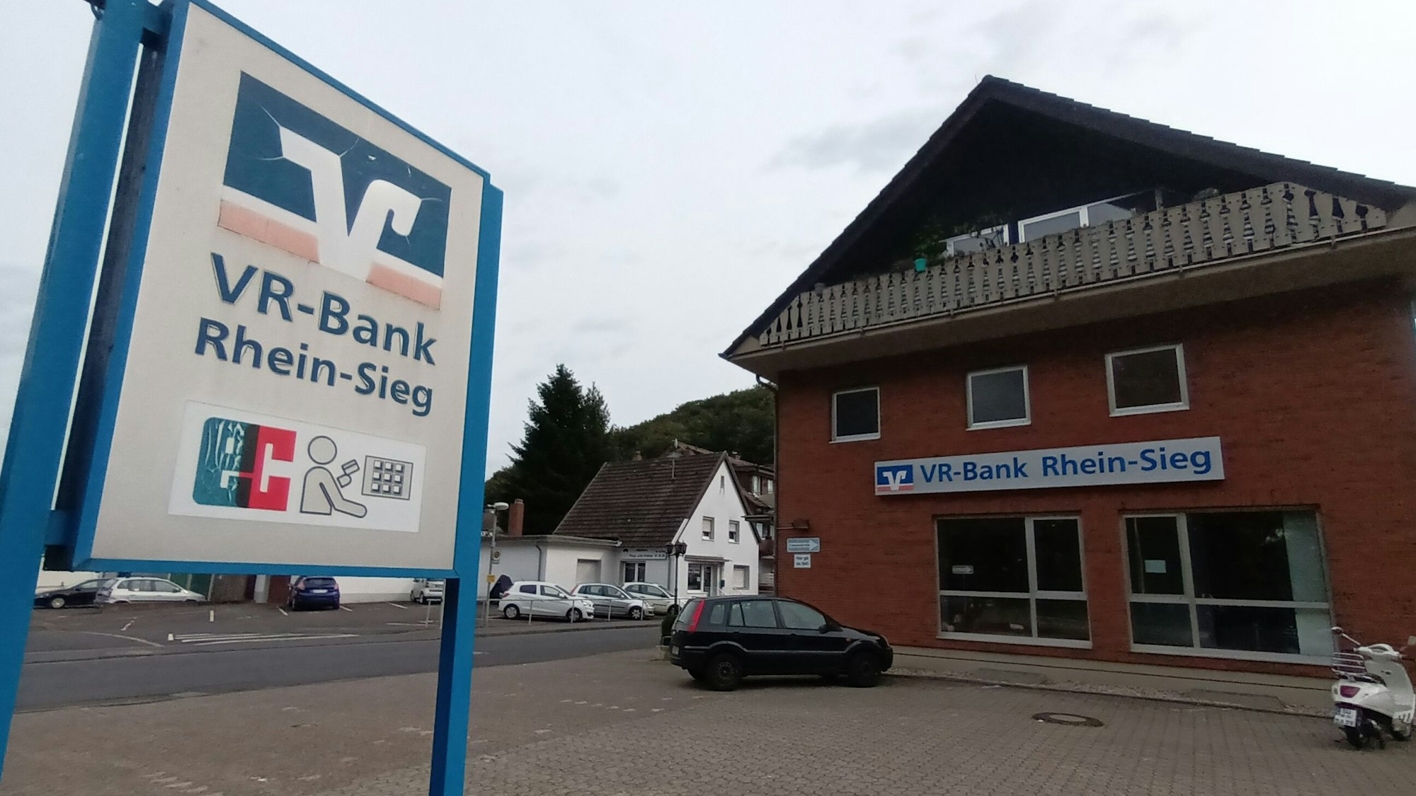 Der Parkplatz einer Bankfiliale.