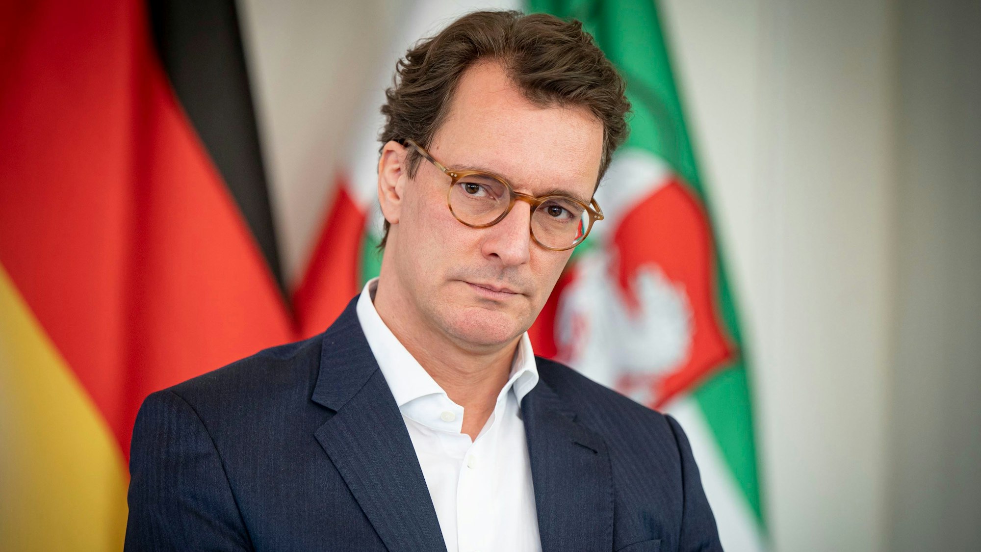 Hendrik Wüst (CDU), Ministerpräsident von Nordrhein-Westfalen, während eines Interview mit der Deutschen Presse-Agentur dpa in der Staatskanzlei.