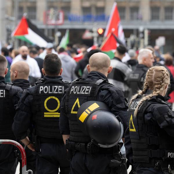 12.10.2023, Sachsen, Leipzig: Polizisten sichern eine pro-paläestinensische Kundgebung im Zentrum der Stadt. Die Kundgebung fand unter dem Motto «Palästina - Kurdistan - Artsakh - Der Kampf um Befreiung ist international» statt. Foto: Hendrik Schmidt/dpa +++ dpa-Bildfunk +++