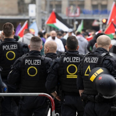 12.10.2023, Sachsen, Leipzig: Polizisten sichern eine pro-paläestinensische Kundgebung im Zentrum der Stadt. Die Kundgebung fand unter dem Motto «Palästina - Kurdistan - Artsakh - Der Kampf um Befreiung ist international» statt. Foto: Hendrik Schmidt/dpa +++ dpa-Bildfunk +++