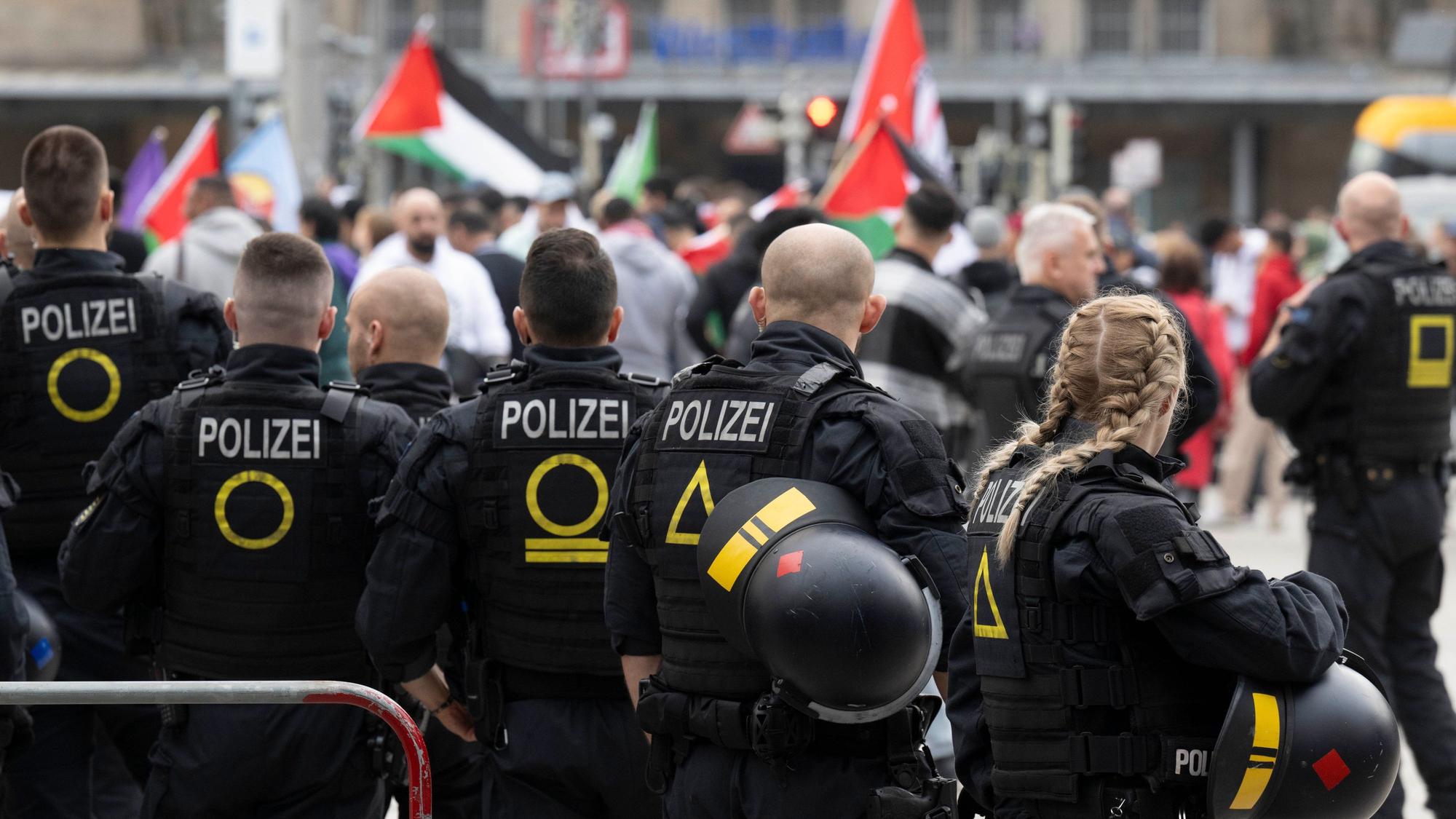 12.10.2023, Sachsen, Leipzig: Polizisten sichern eine pro-paläestinensische Kundgebung im Zentrum der Stadt. Die Kundgebung fand unter dem Motto «Palästina - Kurdistan - Artsakh - Der Kampf um Befreiung ist international» statt. Foto: Hendrik Schmidt/dpa +++ dpa-Bildfunk +++