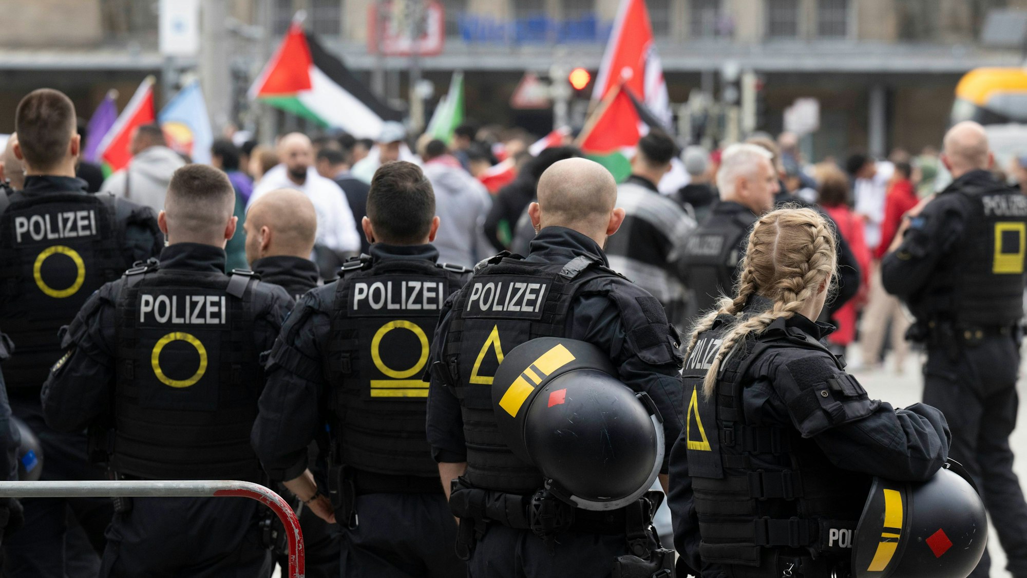 12.10.2023, Sachsen, Leipzig: Polizisten sichern eine pro-paläestinensische Kundgebung im Zentrum der Stadt. Die Kundgebung fand unter dem Motto «Palästina - Kurdistan - Artsakh - Der Kampf um Befreiung ist international» statt. Foto: Hendrik Schmidt/dpa +++ dpa-Bildfunk +++