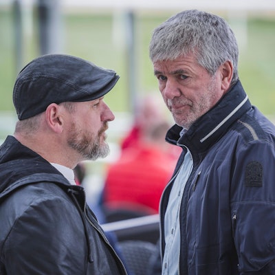 Steffen Baumgart und Friedhelm Funkel beim FC-Renntag auf der Galopprennbahn in Koeln-Weidenpesch im April 2023.