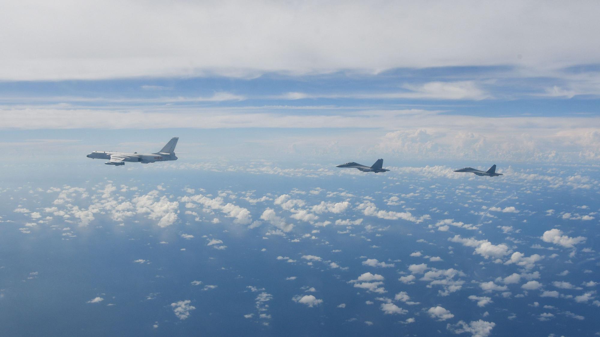 Kampfflugzeuge des Ostkommandos der chinesischen Volksbefreiungsarmee (PLA) führen während gemeinsamer Kampfübungen um die Insel Taiwan Operationen durch