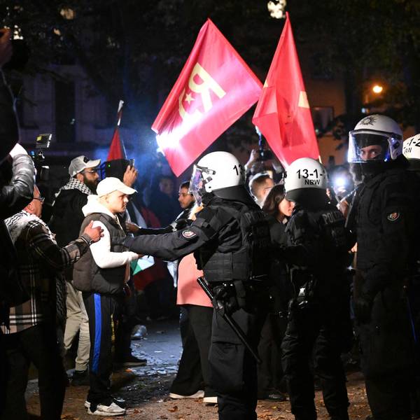 Polizisten halten Teilnehmer einer israelfeindlichen Demonstration in Duisburg am Montag zurück.