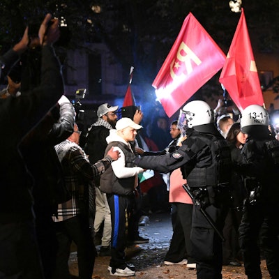 Polizisten halten Teilnehmer einer israelfeindlichen Demonstration in Duisburg am Montag zurück.