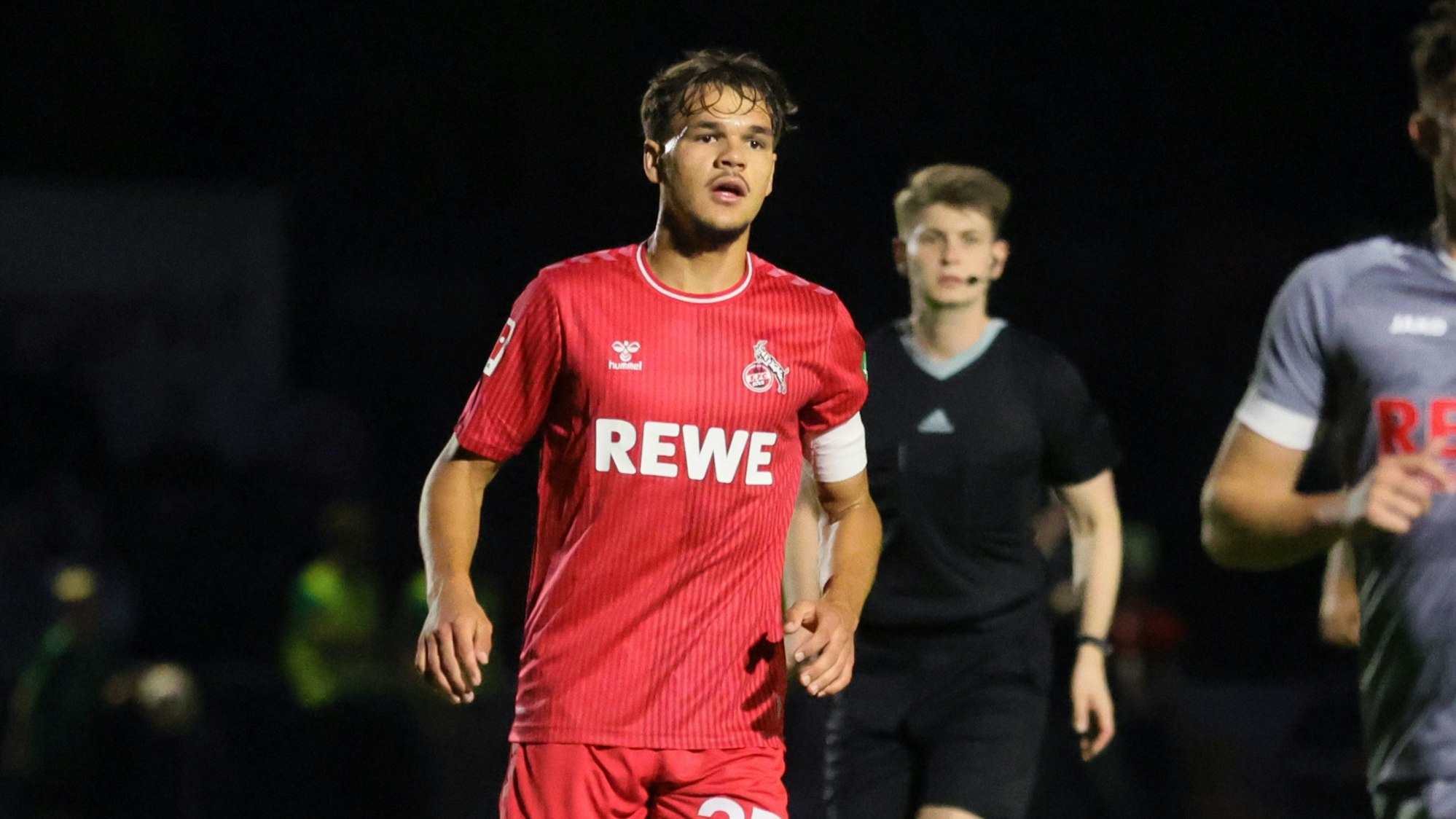 Max Finkgräfe vom 1. FC Köln trägt im Testspiel gegen den SC Reusrath die Kapitänsbinde.