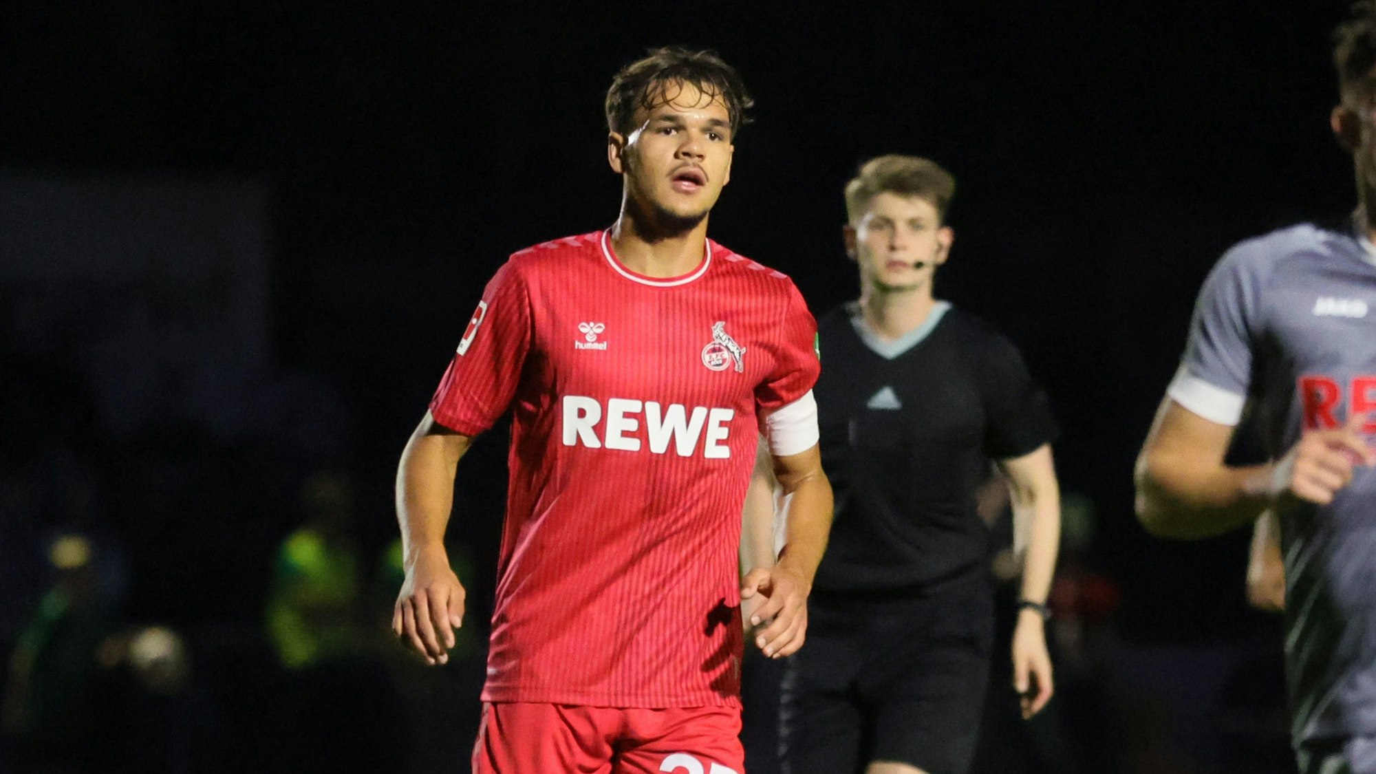 Max Finkgräfe vom 1. FC Köln trägt im Testspiel gegen den SC Reusrath die Kapitänsbinde.
