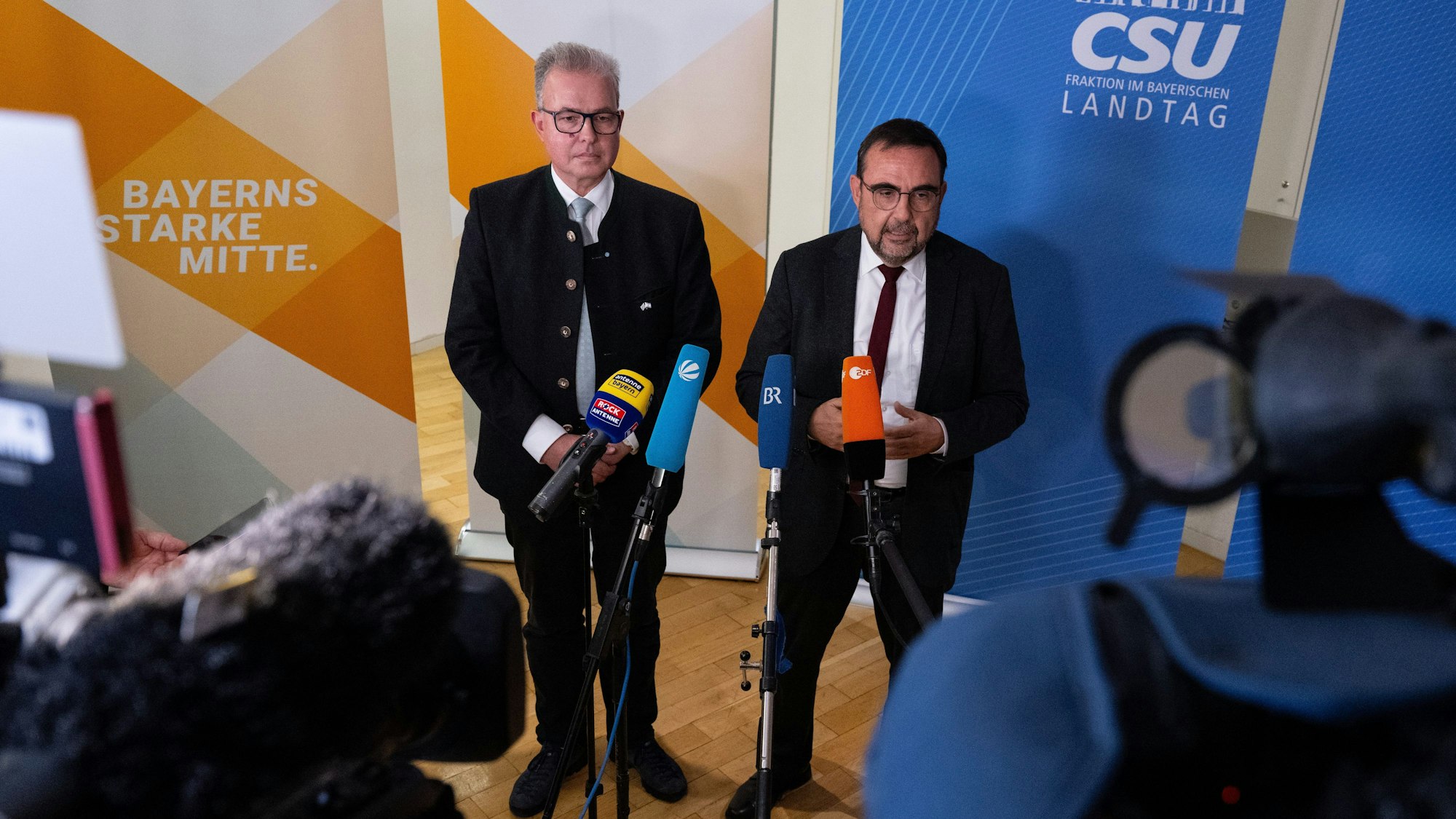 12.10.2023, Bayern, München: Florian Streibl (l), Fraktionsvorsitzender der Freien Wähler im bayerischen Landtag, und Klaus Holetschek (CSU), Fraktionsvorsitzender der CSU im bayerischen Landtag, geben im bayerischen Landtag nach den ersten Koalitionsgesprächen zwischen CSU und Freien Wählern ein Pressestatement. Foto: Sven Hoppe/dpa +++ dpa-Bildfunk +++