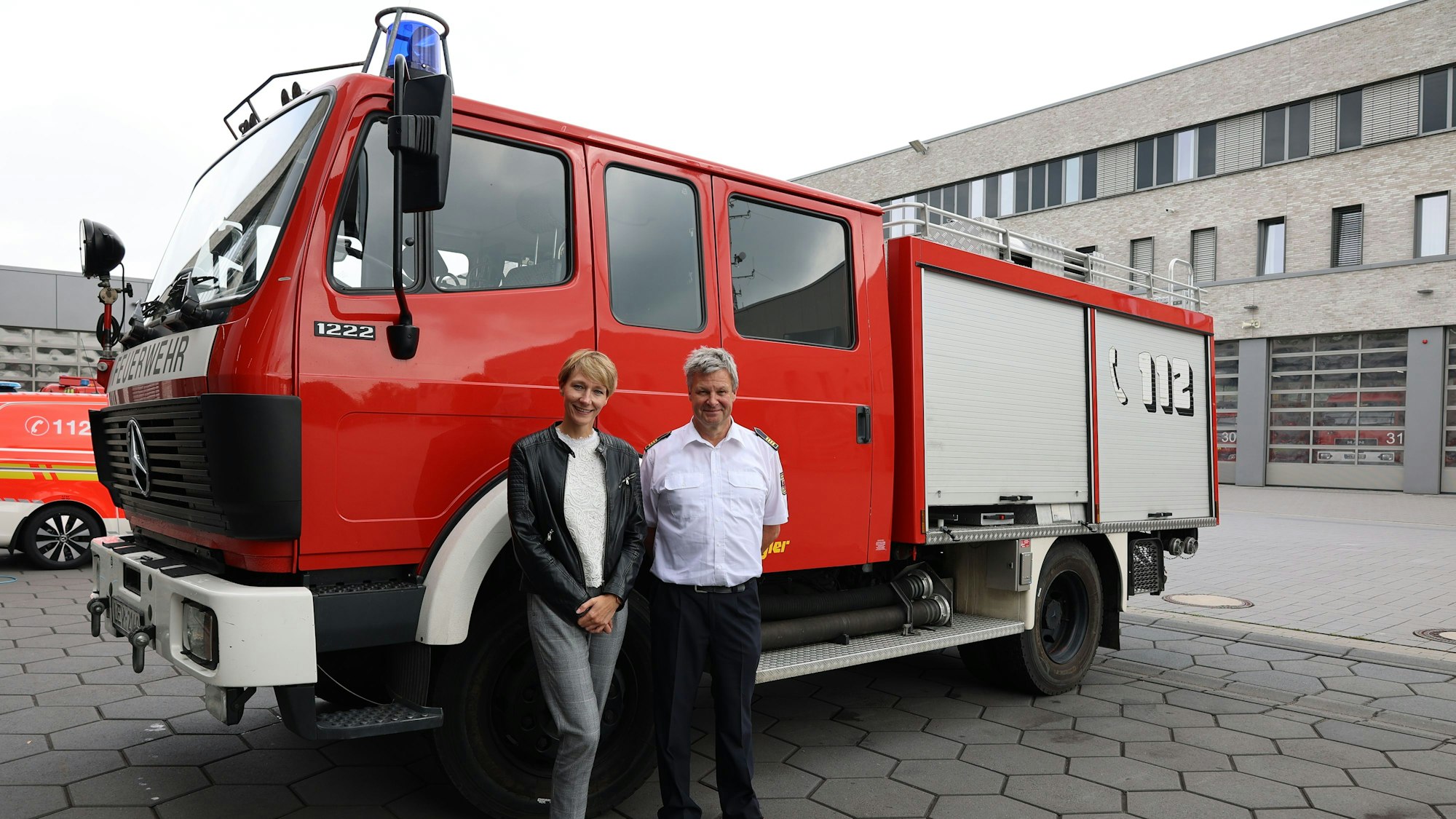 Karolina Kunicka, Leiterin der Abteilung Öffentlichkeitsarbeit polnischen Partnerstadt Ratibor mit Hermann Greven, Leiter der Feuerwehr Leverkusen.