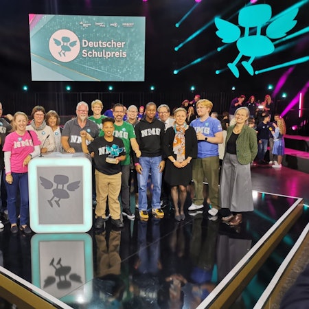 Das Team der Nelson Mandela Gesamtschule stehen auf der Bühne bei der Preisverleihung des Deutschen Schulpreises in Berlin