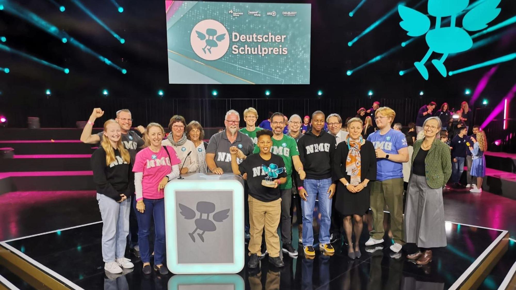 Das Team der Nelson-Mandela-Gesamtschule auf der Bühne bei der Preisverleihung des Deutschen Schulpreises in Berlin