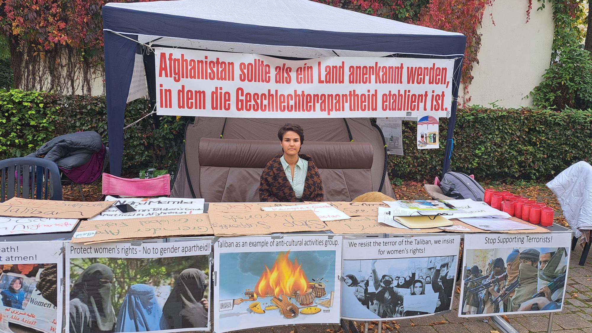 Das Foto zeigt die Frauenrechtlerin Tamana Paryani und Fotos aus Afghanistan