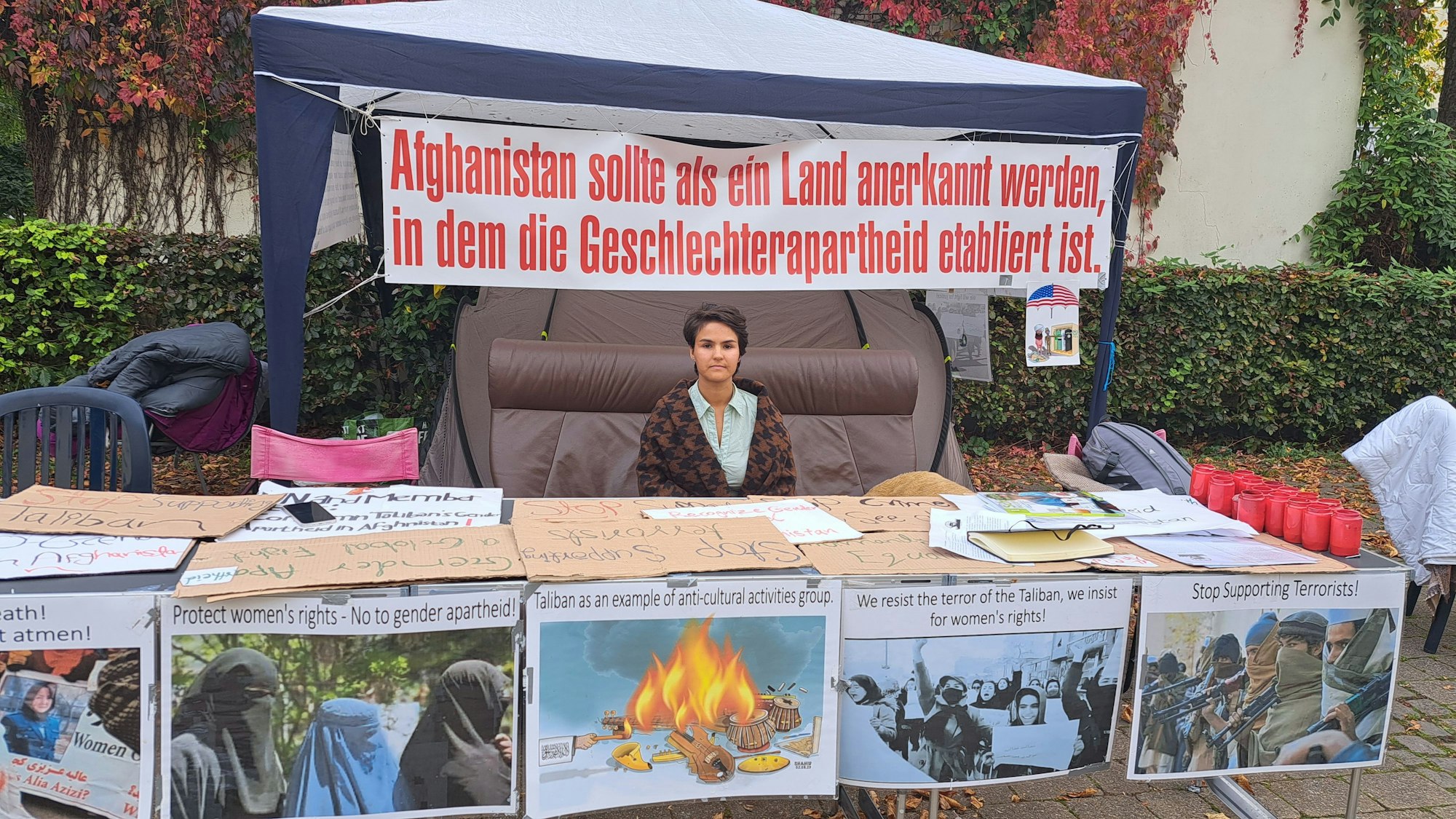 Das Foto zeigt die Frauenrechtlerin Tamana Paryani und Fotos aus Afghanistan