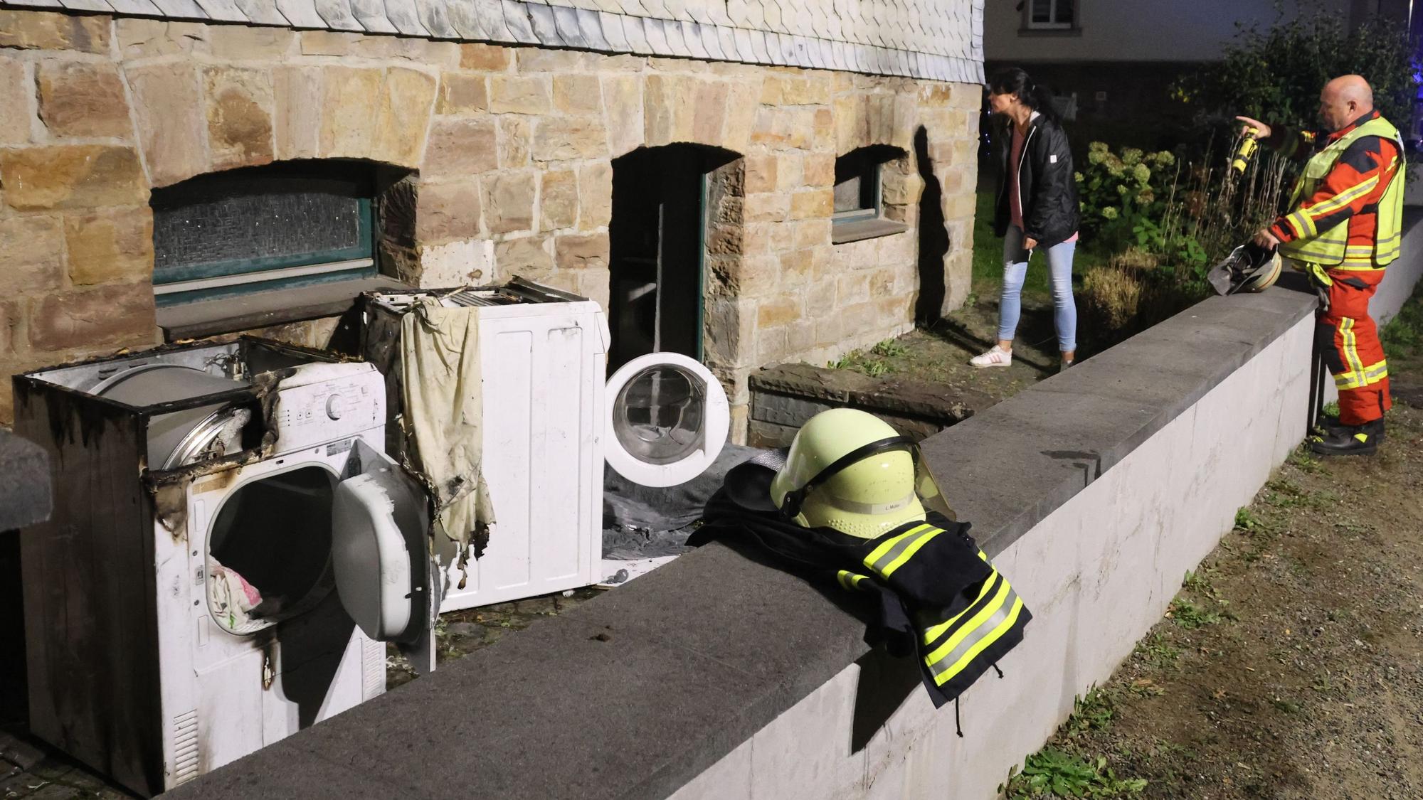 Die zerstörte Waschmaschine und der Wäschetrockner vor dem Haus.