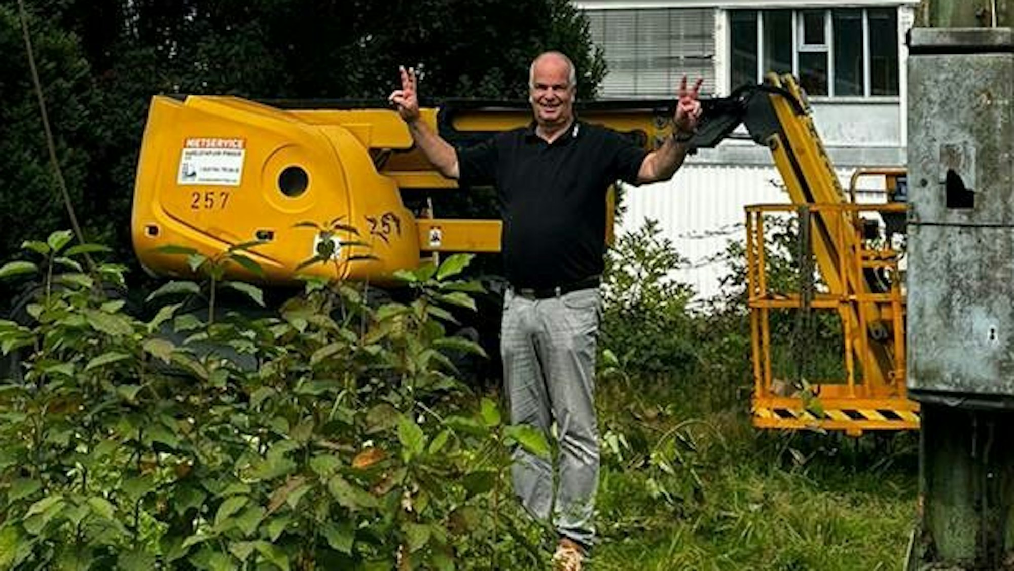 Daumen hoch für den Portalkran: Dr. Klaus Nassenstein, Unternehmer und neuer Eigentümer des schweren Arbeitsgerätes aus Morsbach, freut sich auf seinem Gelände am Köttinger Weg in Wissen an der Sieg über den gelungenen Wiederaufbau des alten Lastenkrans.